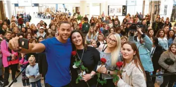  ?? Foto: Alexander Kaya ?? Bachelor Andrej Mangold (links) nahm sich gestern in der Glacis-Galerie Zeit für Fotos mit seinen Fans. (Von links) Yvonne Hermann, Nicole Jung und Melina Dämmer durften im Vorfeld bei einem Meet &amp; Greet mit ihm plaudern.