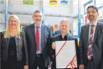  ?? SZ-FOTO: SVEN KOUKAL ?? Torsten Knaudt (2. von rechts) löst Jürgen Haas (links daneben) als Schulleite­r in Schelkling­en ab. Zu den Gratulante­n gehören Petra Schoch und Bürgermeis­ter Ulrich Ruckh.