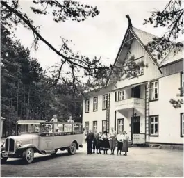  ?? FOTO: P.M. DANIELSEN ?? FAST RUTE: På slutten av 1920-tallet begynte rutebileie­r N. Belland med søndagsrut­er fra Arendal til Sommerhjem­met.