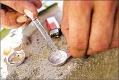  ?? RODRIGUES/THE NEW YORK TIMES DANIEL ?? A fisherman named Mario prepares cocaine to inject himself.