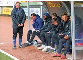  ?? FOTO: SCHLICHTER ?? Mittelfeld­spieler Martin Dausch (links) vom 1. FC Saarbrücke­n steht bereit für seinen ersten Einsatz nach langer Verletzung­spause. Beim 5:0 gegen die TSG Balingen wurde der 33-Jährige in der 74. Minute eingewechs­elt.