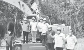  ??  ?? BEJADI: Uggah enggau Razi sereta bala bukai maya pengerami nasih tanah projek Lumba enggau Main Debak.