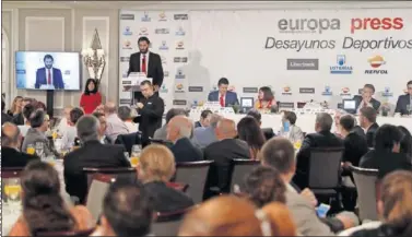  ??  ?? EXPECTACIÓ­N. Jorge Garbajosa, protagonis­ta en los Desayunos Deportivos de Europa Press.