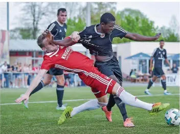  ?? FOTO: KEROSINO ?? Mit Haken und Ösen: Michael Fritsch (links), der für das zwischenze­itliche 2:0 beim Dieffler 4:1-Sieg gegen den stark abstiegsge­fährdeten FSV Salmrohr gesorgt hatte, und Walid Hammou schenken sich in dieser Szene nichts.