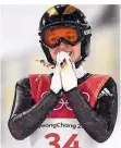  ?? FOTO: NACKSTRAND/AFP ?? Skispringe­rin Katharina Althaus schlägt die Hände vors Gesicht – sie hat Silber sicher.