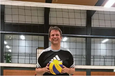  ?? Fotos: Alois Thurnhofer, Schaffer (2) ?? Norbert Schaffer kann auch mit 54 Jahren nicht die Finger vom Volleyball lassen. Das Bild entstand vor und einer Woche, als der Inchenhofe­ner beim TSV Altomünste­r in der Gemischten Mannschaft aushalf.