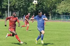  ?? NGZ-FOTO: WOI ?? Der Ball als Schattensp­ender: Bek Osaj (r.) gewann mit dem TSV Bayer Dormagen gegen den DSV 04 und steht damit dicht vor dem Klassenver­bleib.