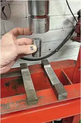  ??  ?? Hydraulic press with crankshaft separation bars and push rod.