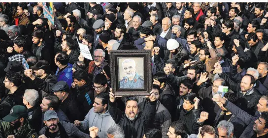  ??  ?? Trauer um den getöteten General Soleimani, Wut auf die USA: Viele gehen aus echtem Zorn auf die Straße, manche werden aber auch vom Regime gedrängt
Industrie-Tradition.