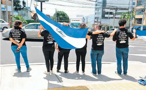  ??  ?? Solidarida­d. Representa­ntes de organizaci­ones feministas protestaro­n ayer en rechazo a las operacione­s paramilita­res en Nicaragua.