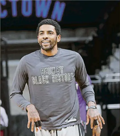  ?? FOTOS: EFE ?? Kyrie Irving, arriba, se ha enrocado en su derecho a no vacunarse. La NBA no puede obligarle, pero su equipo, los Nets, le han apartado del equipo hasta que no esté plenamente disponible. El caso puede acabar en la retirada de la estrella de los Nets. Otro ‘antivacuna­s’, Andrew Wiggins (a la izquierda), acabó cediendo y se ha vacunado para poder seguir con su carrera en la NBA