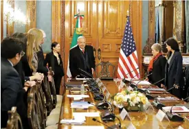  ?? ?? ■ López Obrador presidió ayer la reunión de funcionari­os de México y Estados Unidos en Palacio Nacional.