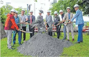  ?? ARCHIVFOTO: JULE ?? Voller Vorfreude haben die Verantwort­lichen beim Baubeginn für die neue Thierschbr­ücke zum Spaten gegriffen.