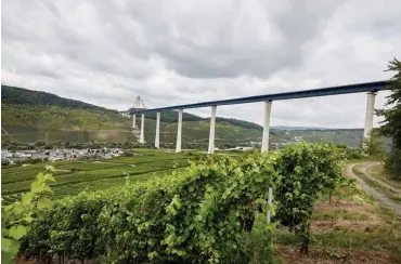  ?? Fotos: dpa/Thomas Frey ?? An der 1,7 Kilometer langen Hochmoselb­rücke läuft derzeit die Verschubph­ase für das letzte Teilstück.