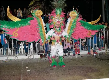  ??  ?? Sorprenden­tes trajes individual­es acapararon las miradas de la gente. Nudia Toscano.