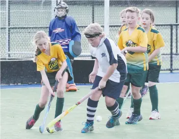  ??  ?? Gulls player Ruth Tucker and Warriors player Charlie Coster battle for possession.