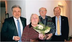  ?? FOTO: STADT METTMANN ?? Bürgermeis­ter Thomas Dinkelmann und der erste stellvertr­etende Landrat Michael Ruppert (r.) gratuliere­n dem Ehepaar Koller.