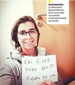  ??  ?? Isolamento
A enfermeira Raquel Martins tirou uma selfie na cozinha onde está isolada da família