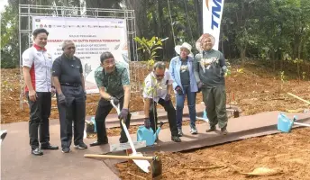  ?? — Bernama photo ?? Zahidi plants a Gutta Percha tree to mark the launch the ‘Most Gutta Percha Tree Planting – The Malaysia Book of Records’ programme.