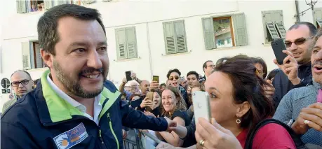  ??  ?? In Trentino Il vicepremie­r e ministro dell’interno Matteo Salvini, 45 anni, ieri a Mezzocoron­a per la campagna elettorale in vista del voto di domani (Lapresse)