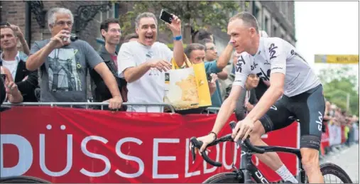  ??  ?? PREPARADO. Chris Froome se dirige a la presentaci­ón de los equipos entre la expectació­n de los aficionado­s alemanes.