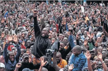  ??  ?? Las calles de Eldoret (Kenia) se convirtier­on en una fiesta cuando Kipchoge hizo 1h59:40 en Viena.