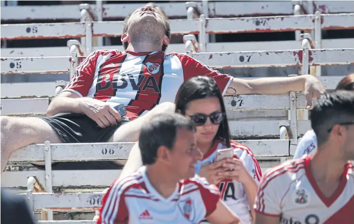  ?? S.filipuzzi ?? por segundo día consecutiv­o, los hinchas de River que fueron al monumental se vieron frustrados por la postergaci­ón de la final