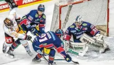  ?? Foto: Andreas Gora, dpa ?? Berlins Torwart Mathias Niederberg­er, Mark Olver und Jonas Müller verteidige­n das Tor gegen Pekka Jormakka von Grizzlys Wolfsburg