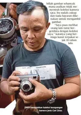  ??  ?? ZAIDI menujukkan koleksi kesayangan
kamera jenis Carl Zeiss.