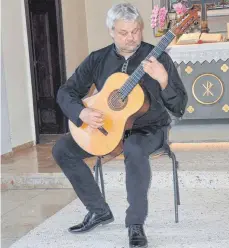  ?? FOTO: KURT ZIEGER ?? Roger Tristao Adano beeindruck­t in Bad Buchau mit spanischen Gitarrenkl­ängen.