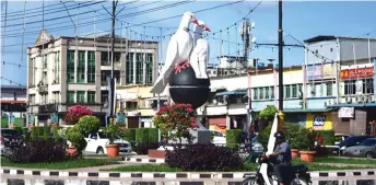  ??  ?? Photo shows the statue of two white doves – a symbol of peace – at the roundabout in Sri Aman town.