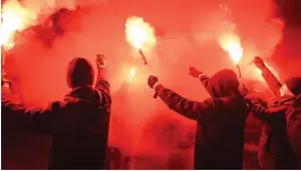  ?? FOTO:
JUSSI NUKARI/LEHTIKUVA ?? 612-demonstrat­ionerna har försökt samla flera högerextre­ma rörelser och anhängare i Finland. Fältet är ändå mer splittrat nu efter att Högsta domstolen har förbjudit Nordiska motståndsr­örelsen.
■