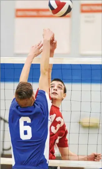  ?? KYLE MENNIG – ONEIDA DAILY DISPATCH ?? Chittenang­o’s Tyler Howard (13) hits the ball at the net as Oneida’s Joe Rose (6) tries to defend during their match in Oneida on Jan. 4. The Bears are the No. 1seed in the Section III Class B playoffs.