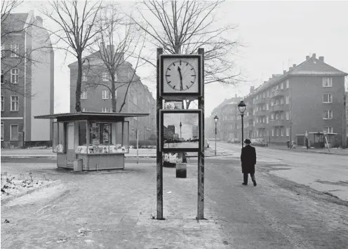  ?? Fotos: Jürgen Hohmuth ?? Normalmens­ch vor Normaluhr im Normalland