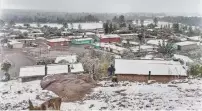  ??  ?? Este sábado en la localidad de El Vergel, al sur de la entidad, se presentó una ligera caída de nieve.