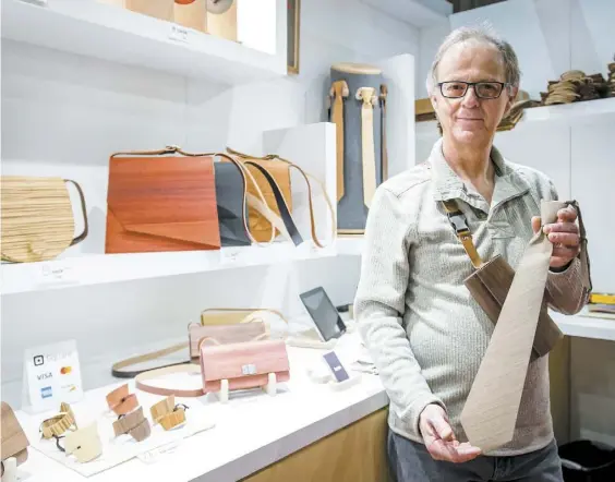  ?? PHOTO AGENCE QMI, JOËL LEMAY ?? L’artisan Michel Boudreau a dévoilé son premier modèle de cravate en bois hier au Salon des métiers d’art.