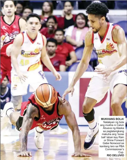  ?? RIO DELUVIO ?? MUKHANG BOLA! Natakpan ng bola ang mukha ni Calvin Abueva ng Alaska sa pagtatangk­ang makuha ang ‘loose ball’ laban kay Rain or Shine Forward Gabe Norwood sa kanilang laro sa PBA Commission­er’s Cup.