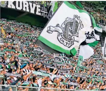  ?? FOTO: DIRK PÄFFGEN ?? Eng an eng, geschwenkt­e Schals und Fahnen – Bilder wie das hier 2019 im Gladbacher Borussia-park soll es künftig wieder von den Rängen der Fußballsta­dien geben.