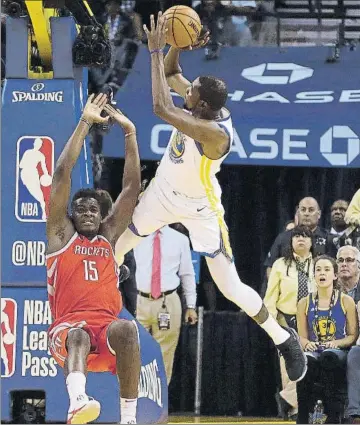  ?? FOTO: AP ?? Kevin Durant, alero de los Warriors, lanza ante Clint Capela, de los Rockets