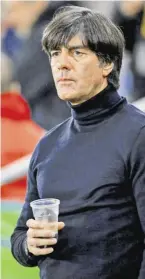  ?? BILD: SN/APA/AFP ?? Tiefenents­pannt: Weltmeiste­r-Trainer Joachim Löw gönnt sich noch schnell einen Espresso.