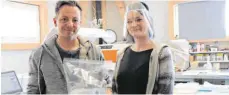  ?? FOTO: REGINA BRAUNGART ?? Sascha und Melanie Haag mit ihren selbst designten und hergestell­ten „Schwabensc­hilden“. So heißen sie ganz offiziell in der Gruppe „Makers versus Virus“, die deutschlan­dweit agiert.