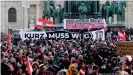  ??  ?? Протесты против правительс­твенных мер по борьбе с коронавиру­сом в Вене