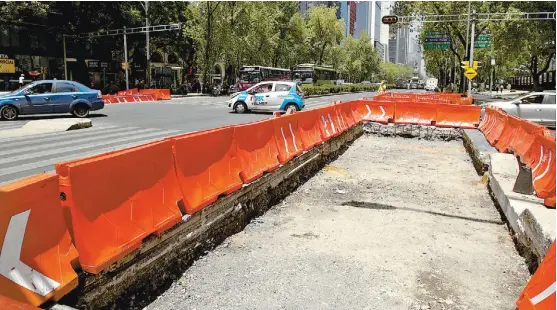  ?? OCTAVIO HOYOS ?? Repaviment­ación de uno los carriles centrales, el cual se proyectó como confinado.