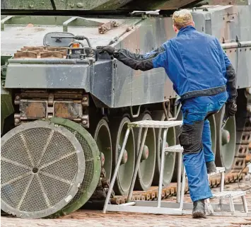  ?? Archivfoto: Sebastian Gollnow, dpa ?? Ein Mechaniker der Bundeswehr steigt auf einen Kampfpanze­r vom Typ Leopard 2. Die Berichte über nicht einsatzfäh­ige Panzer, Hubschraub­er, Transportf­lugzeuge oder U Boote häufen sich.