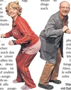  ?? FOTO: HOLGER GIRBIG ?? Stippefött­che geht immer: Dennis Prang als Jupp Schwaderat­h mit Dat Rosi alias Sabine Wiegand.
