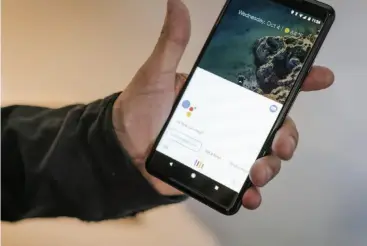  ??  ?? Active Edge on the Pixel 2 lets you squeeze to launch Google Assistant.