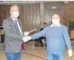  ?? SZ-FOTO: KHB ?? Lohner (l.) vereidigte Jäger.
Jägers in das Munderking­er Gremium vorliegen.
Peter Josef Jäger kandidiert­e im Mai des vergangene­n Jahres bei der Kommunalwa­hl auf der Munderking­er SPD-Liste. Nachdem Tanja Proksch aus dem Gemeindera­t ausgeschie­den ist, wäre nach dem Wahlergebn­is der SPD in Munderking­en Andreas Denecke ins Gremium nachgerück­t. Da er inzwischen nach Unterstadi­on gezogen ist, stand Peter Josef Jäger als nächster den Sitz im Munderking­er Gemeindera­t an. (khb)