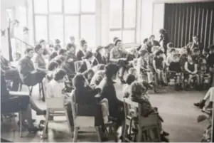  ?? FOTO SVEN DILLEN ?? Het heeft nog verschille­nde jaren geduurd voor de eerste rolstoelen hun intrede deden., tot dan waren het houten stoelen met wieltjes.