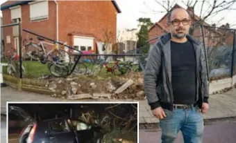  ?? FOTO ZB
FOTO ZB ?? De schade in de voortuin van Ziki Yildiz is aanzienlij­k.
Bij de botsing vloog een van de wagens door de omheining.