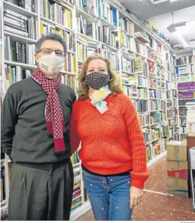  ?? JESÚS MARÍN ?? Juan Manuel Fernández y su esposa Mari, inseparabl­e también en la librería.